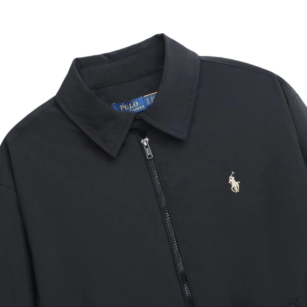 P306 💰Ralph Lauren/Ralph Lauren American vintage classic lapel retro waterproof jacket. Classic design. Timeless classic. The cotton fabric is thick and wide, showing a sense of vintage. The collar and cuffs are decorated with colorful plaid. It looks good on both men and women. It is comfortable and comfortable to wear. Mainly relaxed retro YYDS. One piece for both men and women. An indispensable piece for autumn and winter. The hottest jacket at the moment. One hundred percent cotton twill is thick and thick, ⚠️correctly spaced red and green plaid lining, imported high-density embroidery. The Harrington jacket has a loose fit, is short and fat, and is super versatile. It is a clean fit and is suitable for both men and women. Color: Khaki Navy Black Size: M-XXL Size Length Bust Sleeve Length Shoulder Width M 67 110 61 L 68 114 62 XL 70 118 63 2XL 72 122 64